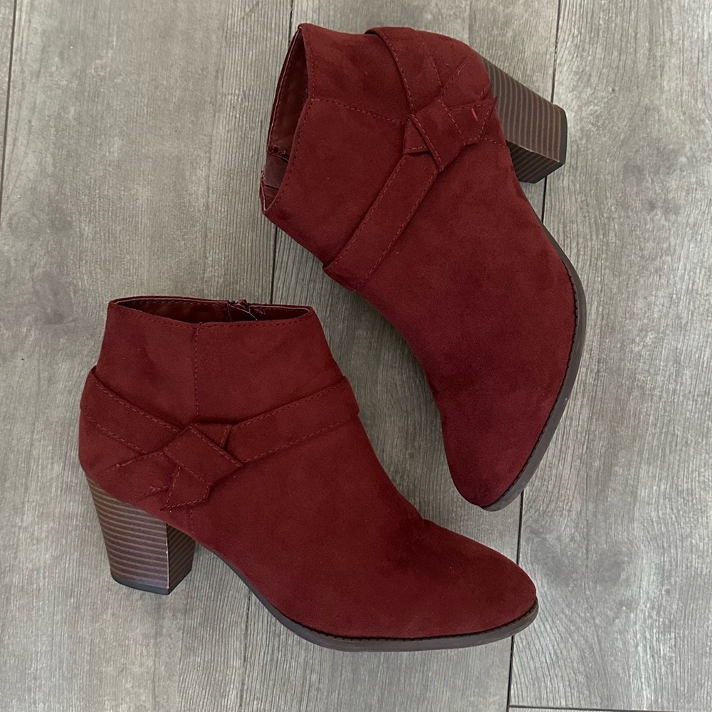 CityClassified Ankle Booties Round Toe Chunky Heel Zip Boots Women’s sz 9